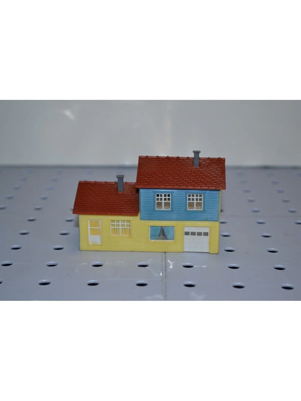 N Scale Two Story House Train Model Building Used Very Good Condition
